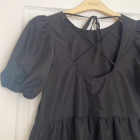 H&M Puff-sleeved dress with cut out section at the back with lace-up ties - Picture 5 of 8